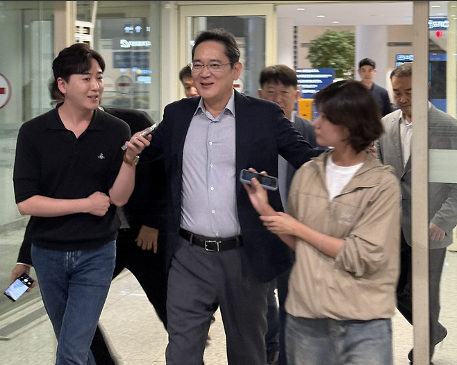 1주일간의 한미정상회담 경제사절단 동행 일정을 마친 이재용 삼성전자 회장이 31일 인천공항 제2여객터미널을 통해 입국하며 취재진의 질문에 답변하고 있다. 연합뉴스