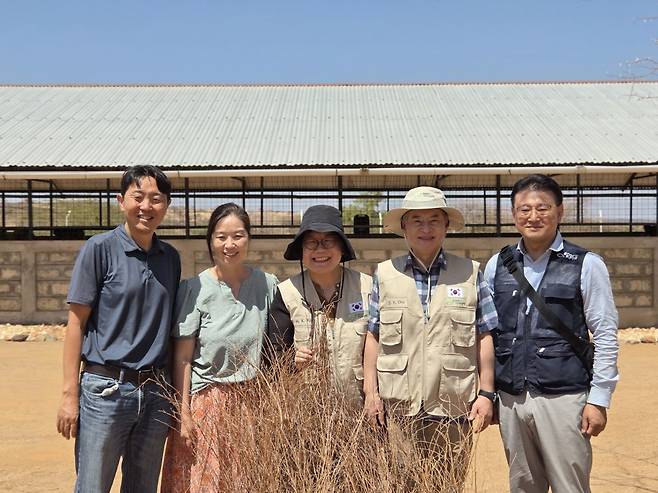 최인호 한지선 선교사 부부와 조상용 대전중부교회 목사와 김혜경 사모, 박재범 기아대책 미션파트너십 부문장이 말리왁교회 앞에 서있는 모습.