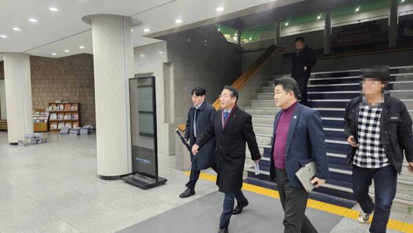유정복 인천시장이 지난 2024년 12월4일 오전 0시37분께 비상계엄 선포에 따른 주요간부회의를 마친 뒤 청사를 나서고 있다. 경기일보DB