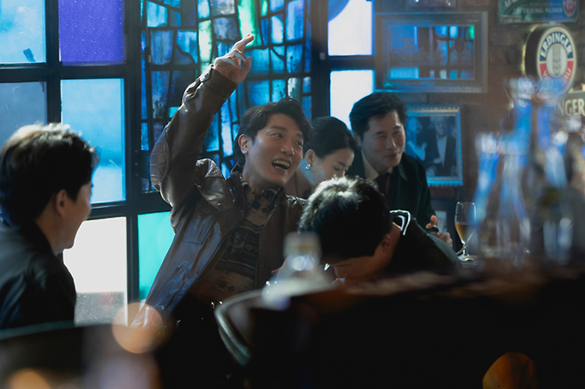 영화 ‘어쩔수가없다’에서 선출 역을 맡은 박희순. 그는 주인공 만수의 시기와 질투 대상이 된다. [CJ ENM]