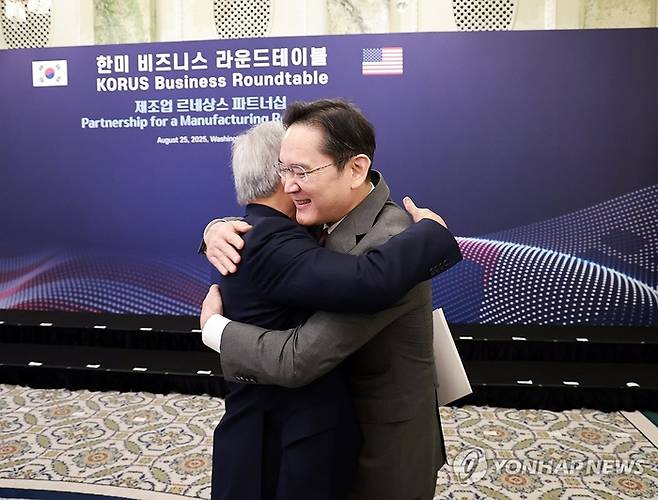 이재용 삼성전자 회장이 25일(현지시간) 미국 워싱턴DC 윌라드 호텔에서 열린 한미 비즈니스 라운드 테이블에서 젠슨 황 엔비디아 최고경영자와 포옹하고 있다. 연합뉴스