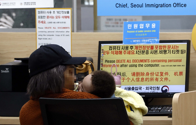 서울출입국 외국인청에서 외국인이 업무를 보기 위해 기다리고 있다. [김호영 기자]