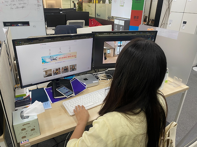 아닝거 바트구르 맘스테이 디자이너 및 마케터가 업무를 보고 있다. [사진 = 아닝거 바트구르]