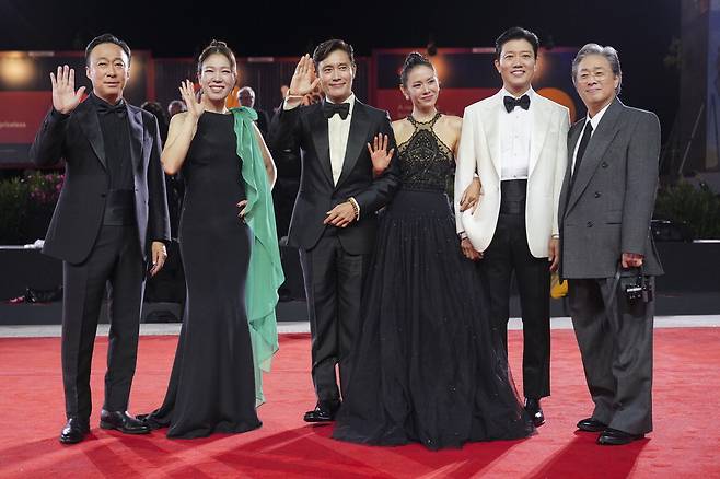 29일(현지시간) 이탈리아에서 열린 제82회 베네치아영화제에 참석한 '어쩔수가없다'의 멤버들. 왼쪽부터 배우 이성민·염혜란·이병헌·손예진·박희순 그리고 박찬욱 감독.  AP연합뉴스