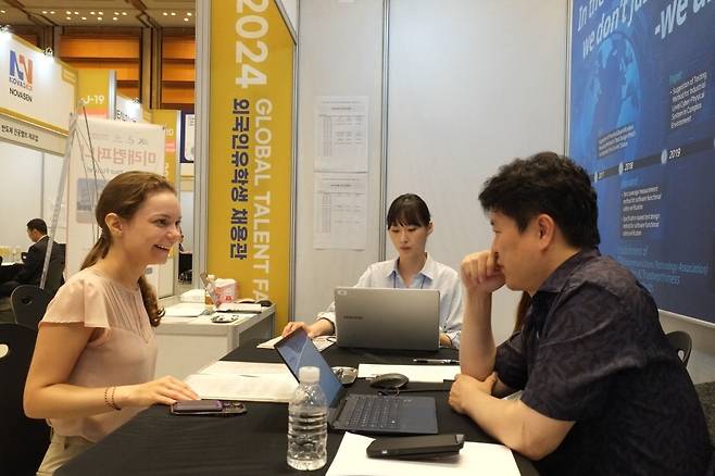 서울 강남구 코엑스에서 지난 5월 열린 '글로벌 탤런트 페어 채용 박람회'에서 씽크포비엘 관계자들이 외국인 유학생을 대상으로 면접과 채용 상담을 하고 있다.  씽크포비엘