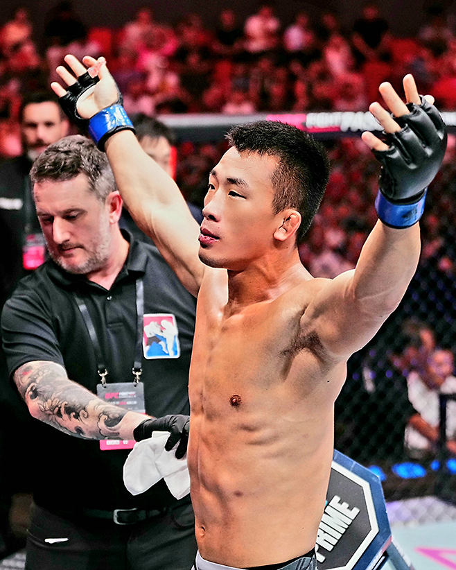 AFC 웰터급 챔피언 김상욱이 2025년 8월 중국 상하이다우타이 Road to UFC 시즌4 라이트급 토너먼트 4강전 승리 후 기뻐하고 있다. 사진=TKO