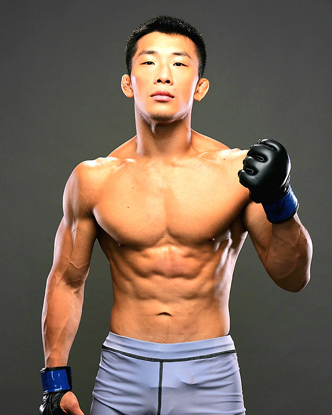 AFC 웰터급 챔피언 김상욱이 2025년 8월 중국 상하이다우타이에서 Road to UFC 시즌4 라이트급 토너먼트 결승 진출 기념 촬영을 하고 있다. 사진=TKO