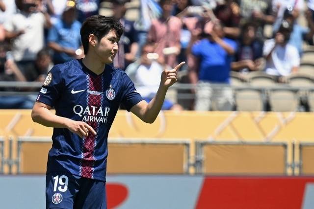 ‘레퀴프’는 “이강인은 PSG에서의 출전 시간에 만족하지 못하며 올 여름 이적을 마다할 이유도 없다. 하지만 최근 몇 주 동안 PSG 보드진은 그를 내보내는 것을 거부했고 2028년까지 계약된 만큼 붙잡으려고 한다”고 설명했다. 사진=AFP=연합뉴스