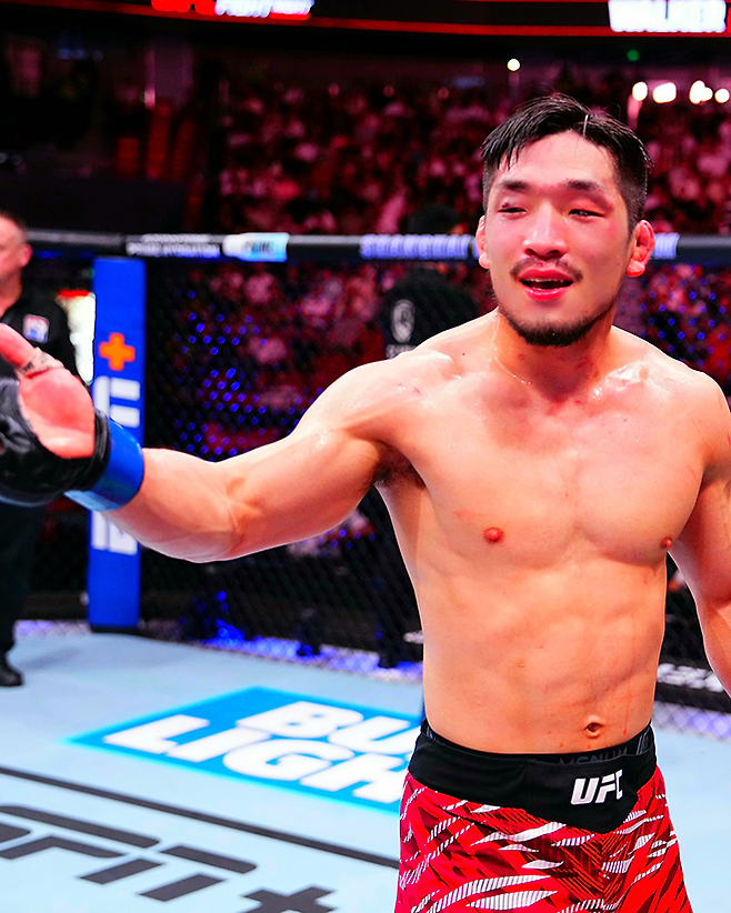 Road to UFC 시즌3 밴텀급 토너먼트 우승자 유수영이 2025년 8월 중국 상하이다우타이에서 UFC 정규 파이터로 데뷔 2연승을 달성한 후 기뻐하고 있다. 사진=TKO