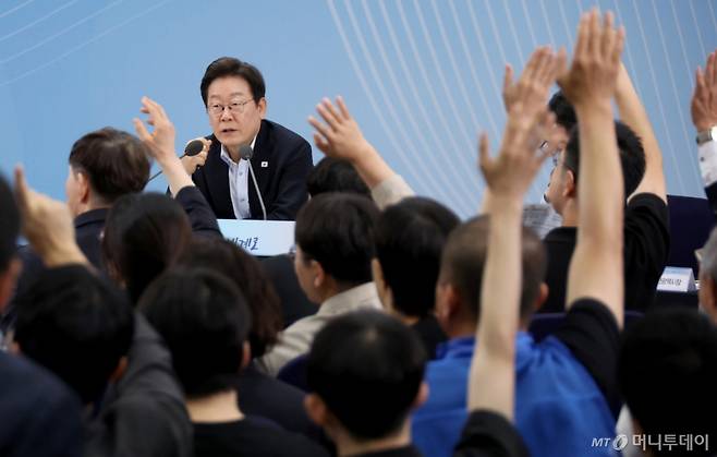 [부산=뉴시스] 최동준 기자 = 이재명 대통령이 25일 부산 부경대에서 열린 타운홀미팅 '부산의 마음을 듣다' 지역 주민 간담회에서 질문을 받고 있다. (대통령실통신사진기자단) 2025.07.25. photocdj@newsis.com /사진=최동준