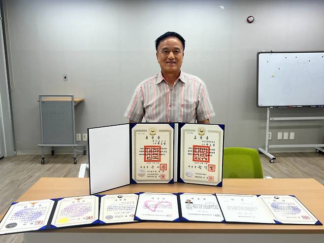 자원봉사자 박노영씨가 지난 11일 세종시 자원봉사센터에서 본인이 받은 수상 내역을 보여주고 있다. /사진=민수정 기자.