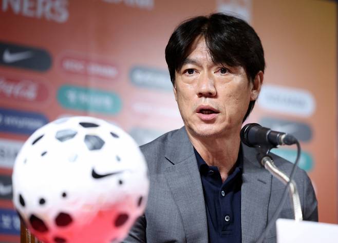 홍명보 감독이 이끄는 축구대표팀은 오는 9월1일 오전 인천국제공항에서 국내파 9명을 소집, 미국으로 향한다. 홍명보 축구대표팀 감독이 7월25일 서울 종로구 축구회관에서 2026 국제축구연맹(FIFA) 북중미 월드컵을 대비한 9월 A매치 명단을 발표를 하고 있다. /사진=뉴시스