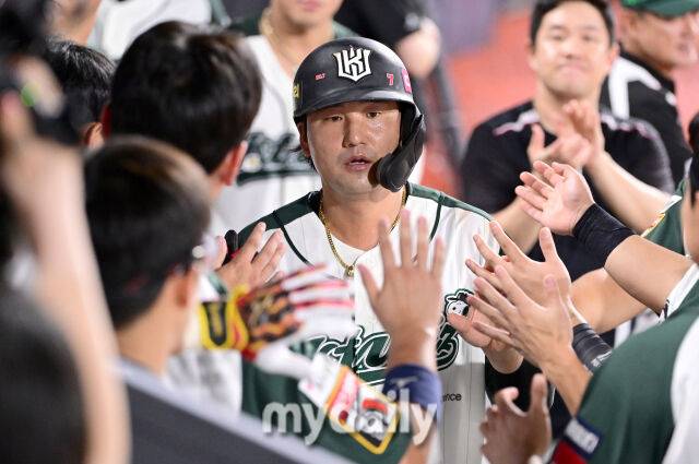 2025년 8월 29일 오후 경기도 수원KT위즈파크에서 열린 '2025 신한 SOL뱅크 KBO 리그' KIA 타이거즈와 KT 위즈의 경기. KT 3루 주자 김상수가 5회말 무사 1.3루서 강현우의 2루수 병살타 때 홈을 밟고 기뻐하고 있다./마이데일리