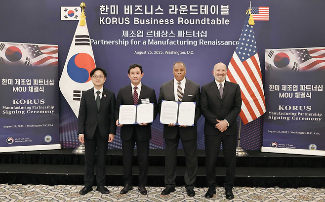김정관(왼쪽부터) 산업통상자원부 장관, 최윤범 고려아연 회장, 마이클 윌리엄슨 록히드마틴 인터내셔널 사장, 하워드 러트닉 미국 상무부 장관이 25일(현지시간) ‘게르마늄 공급·구매와 핵심광물 공급망 협력을 위한 양해각서(MOU)’ 체결식에서 기념 촬영을 하고 있다. [고려아연 제공]