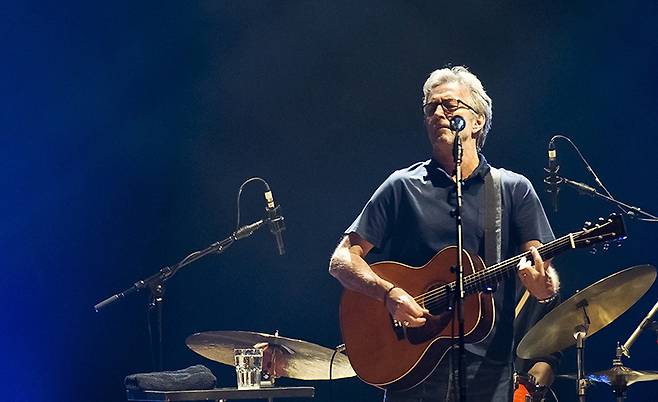 손의 속도나 음의 높이가 아닌, 누구나 거칠 수 있는 문장과 호흡으로 사적인 감수성을 공통의 진실로 승화시키는 정신력은 에릭 클랩튼(Eric Clapton)을 ‘신’이라 불리는 이유 중 하나다. [EPA]