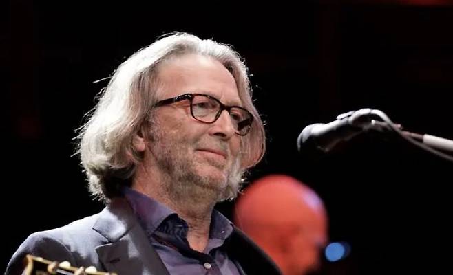 우리는 그를 ‘신’이라 부르지만, 에릭 클랩튼이라는 인간의 고통과 사랑을 다루는 태도, 그 조용한 확신이 음악의 격을 완성한다. 그리고 걸작들은 그렇게 우리 안에 오래도록 남는다. [게티이미지/Photo by Tom Eames]