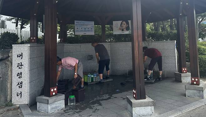 지난 30일 강원 강릉시 대관령샘터에서 시민들이 물통에 식수를 받고 있다.  [연합뉴스]
