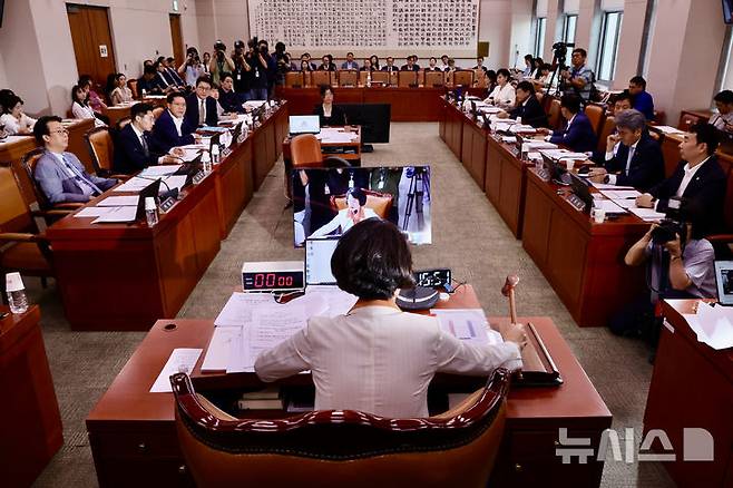 [서울=뉴시스] 김명년 기자 = 추미애 국회 법제사법위원장이 26일 오후 서울 여의도 국회 법사위에서 의사봉을 두드리고 있다. 2025.08.26. kmn@newsis.com