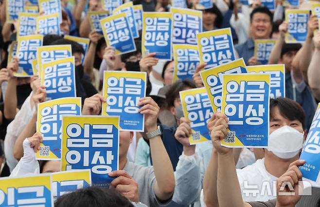 [서울=뉴시스] 황준선 기자 = 전국공무원노동조합 2030 청년위원회 소속 조합원들이 지난 7월 18일 오후 서울 종로구 경복궁 서십자각 터 인근에서 '공무원 임금인상! 청년공무원 300인 집회'를 열고 구호를 외치고 있다. 2025.07.18. hwang@newsis.com