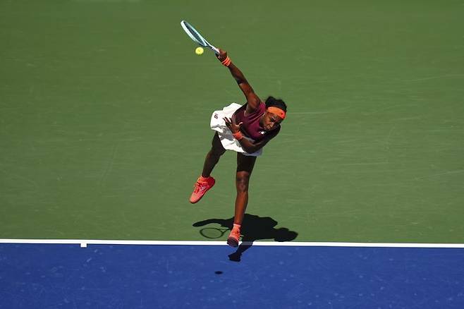 [뉴욕=AP/뉴시스] 코코 고프(3위·미국)가 30일(현지 시간) 미국 뉴욕의 빌리진킹 내셔널 테니스 센터에서 열린 US 오픈 여자 단식 3회전에서 마그달레나 프레흐(33위·폴란드)와 경기하고 있다. 고프가 2-0(6-3 6-1)으로 승리하고 16강에 올라 오사카 나오미(24위·일본)와 격돌한다. 2025.08.31.