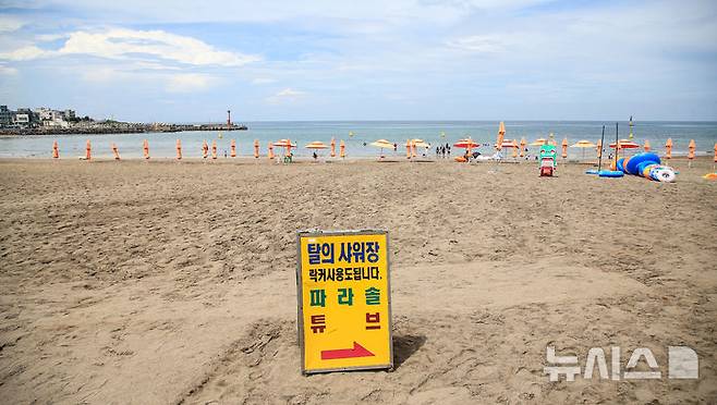 [제주=뉴시스] 우장호 기자 = 제주 도내 12개 지정해수욕장이 폐장하는 31일 오후 제주시 이호테우해숙장이 평소 주말보다 찾는 이가 없어 한산한 모습을 보이고 있다. 2025.08.31. woo1223@newsis.com