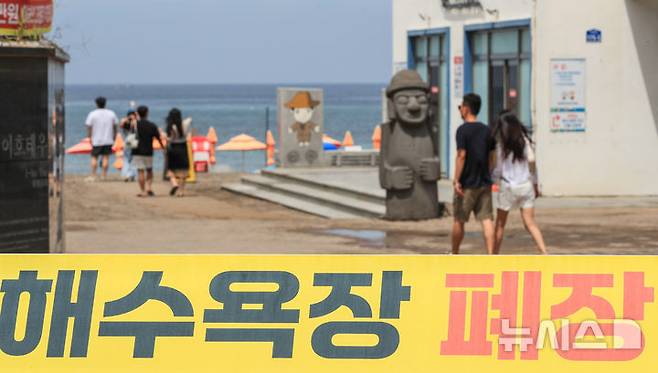 [제주=뉴시스] 우장호 기자 = 제주 도내 12개 지정해수욕장이 폐장하는 31일 오후 제주시 이호테우해숙장이 평소 주말보다 찾는 이가 없어 한산한 모습을 보이고 있다. 2025.08.31. woo1223@newsis.com