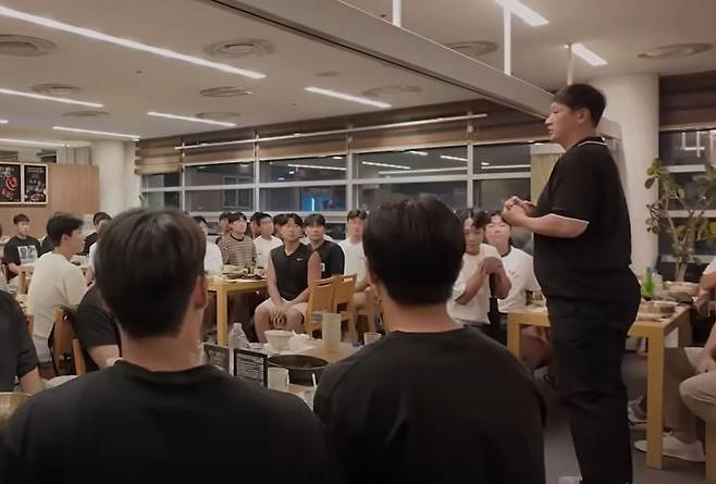 [서울=뉴시스] 전 야구선수 이대호가 자신의 모교인 경남고의 대통령배 우승을 기념해 후배 선수들에게 한우를 대접했다. (사진=유튜브 채널 이대호 [RE:DAEHO] 영상 캡쳐). 2025.08.27. *재판매 및 DB 금지