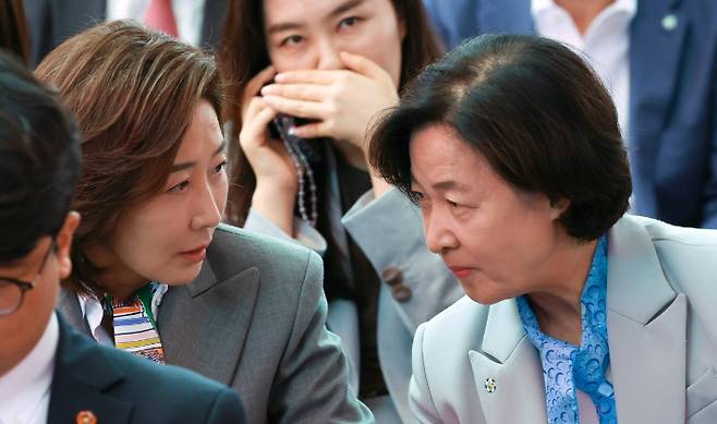 지난해 5월 15일 서울 종로구 조계사에서 열린 불기 2568년 부처님오신날 봉축법요식에서 대화하고 있는 국민의힘 나경원 의원과 더불어민주당 추미애 의원. 연합뉴스