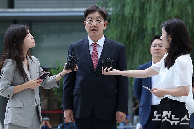 통일교로부터 불법 정치자금을 수수한 의혹을 받는 권성동 국민의힘 의원이 지난 27일 오전 서울 종로구 KT광화문빌딩에 마련된 김건희 특검팀(특별검사 민중기) 사무실에 피의자 신분으로 조사를 받기 위해 출석하고 있다. 류영주 기자