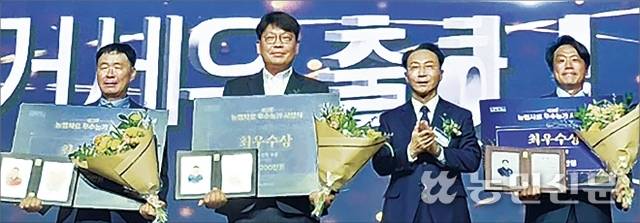 8월28일 대전 유성구 호텔ICC에서 열린 ‘제2회 농협사료 우수농가 시상식’에서 정종대 농협사료 대표(오른쪽 두번째)가 거세우부문 최우수상을 받은 농가들을 격려하고 있다.