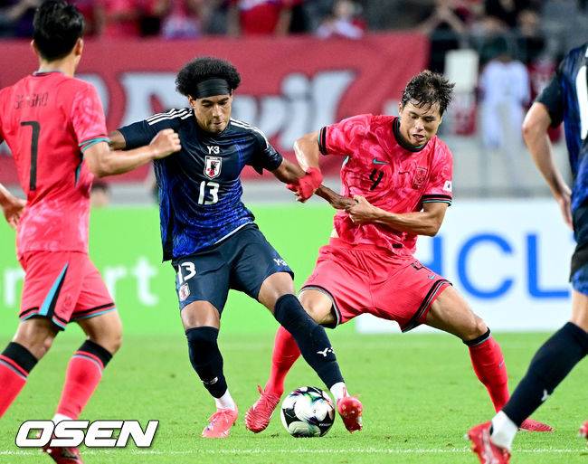 [OSEN=용인, 최규한 기자] 홍명보 감독이 이끄는 남자축구대표팀이 15일 오후 용인 미르스타디움에서 2025 동아시아축구연맹(EAFF) E-1 챔피언십(동아시안컵) 3차전 일본과 경기를 가졌다. 한국은 1차전서 중국을 3-0, 2차전서 홍콩을 2-0으로 완파했다. 하지만 일본이 1차전서 홍콩을 6-1, 2차전서 중국을 2-0으로 이겼다. 골득실 +7의 일본이 +5의 한국을 누르고 조 선두인 상황이다. 나란히 2승을 거둔 한국과 일본은 대회 우승컵을 놓고 격돌한다. 전반 한국 김주성과 일본 저메인 료가 볼다툼을 벌이고 있다. 2025.07.15 / dreamer@osen.co.kr