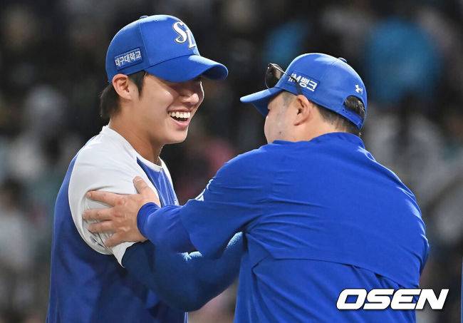 [OSEN=창원, 이석우 기자] 삼성 라이온즈 박진만 감독이 NC 다이노스에 4-3으로 승리한 후 원태인과 기쁨을 나누고 있다. 2025.08.20 / foto0307@osen.co.kr