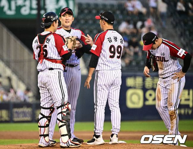 [OSEN=잠실, 조은정 기자]31일 오후 서울 잠실구장에서 ‘2025 신한 SOL Bank KBO리그’ LG 트윈스와 키움 히어로즈의 경기가 열렸다.홈팀 LG는 손주영, 방문팀 키움은 알칸타라를 선발로 내세웠다.4회초 1사 1,2루에 LG 김광삼 코치가 마운드에 올라 손주영과 대화를 하고 있다. 2025.08.31 /cej@osen.co.kr