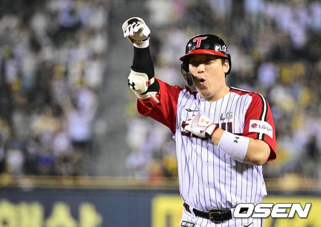 [OSEN=잠실, 조은정 기자]31일 오후 서울 잠실구장에서 ‘2025 신한 SOL Bank KBO리그’ LG 트윈스와 키움 히어로즈의 경기가 열렸다.홈팀 LG는 손주영, 방문팀 키움은 알칸타라를 선발로 내세웠다.7회말 무사 1,2루 LG 김현수가 적시타를 날린 뒤 세리머니를 하고 있다. 2025.08.31 /cej@osen.co.kr