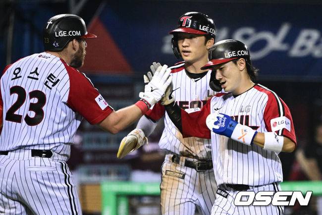 [OSEN=잠실, 조은정 기자]31일 오후 서울 잠실구장에서 ‘2025 신한 SOL Bank KBO리그’ LG 트윈스와 키움 히어로즈의 경기가 열렸다.홈팀 LG는 손주영, 방문팀 키움은 알칸타라를 선발로 내세웠다.8회말 무사 1,3루 LG 문성주의 2타점 2루타에 득점을 올린 박해민, 신민재가 오스틴의 축하를 받고 있다. 2025.08.31 /cej@osen.co.kr