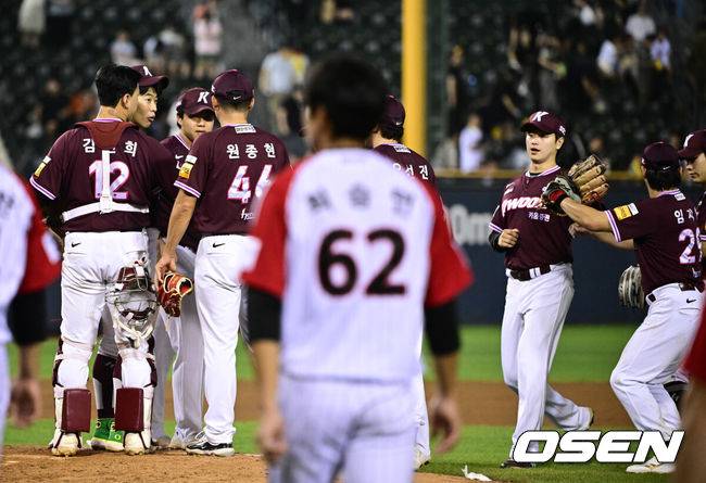 [OSEN=잠실, 조은정 기자]프로야구 키움 히어로즈가 LG 트윈스를 꺾고 위닝시리즈에 성공했다.&nbsp;&nbsp;키움은&nbsp;31일 서울 잠실구장에서 열린 2025 KBO리그 LG와 시즌 15차전 맞대결에서 6-5로 승리했다.&nbsp;키움은 5-5 동점인 9회 1사 1,2루에서 대타 김태진의 땅볼 타구 때 유격수 포구 실책으로 결승점을 얻었다.&nbsp;키움이 승리를 기뻐하고 있다. 2025.08.31 /cej@osen.co.kr