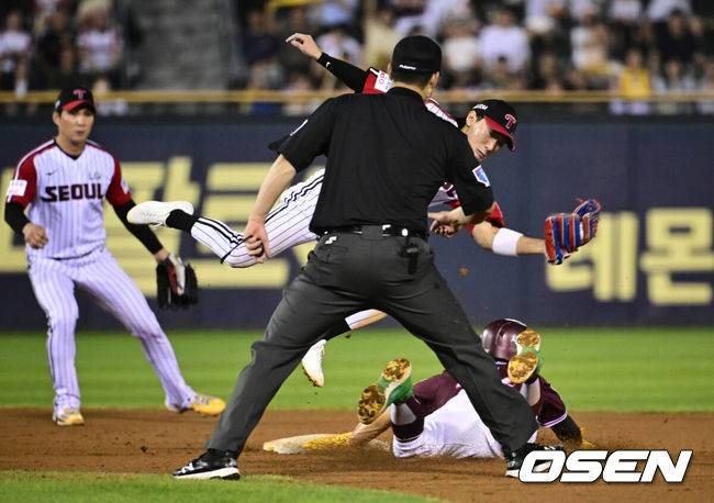 [OSEN=잠실, 조은정 기자]31일 오후 서울 잠실구장에서 ‘2025 신한 SOL Bank KBO리그’ LG 트윈스와 키움 히어로즈의 경기가 열렸다.홈팀 LG는 손주영, 방문팀 키움은 알칸타라를 선발로 내세웠다.9회초 무사 1루 키움 송성문이 2루 도루에 성공하고 있다. 원심은 아웃이었으나 비디오판독 결과 번복됐다. 2025.08.31 /cej@osen.co.kr