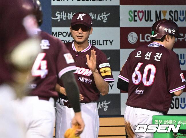 [OSEN=잠실, 조은정 기자]31일 오후 서울 잠실구장에서 ‘2025 신한 SOL Bank KBO리그’ LG 트윈스와 키움 히어로즈의 경기가 열렸다.홈팀 LG는 손주영, 방문팀 키움은 알칸타라를 선발로 내세웠다.키움 설종진 감독대행이 4회초 2사 2,3루에서 키움 임지열의 2타점 2루타에 득점을 올린 오선진, 송성문을 맞이하고 있다. 2025.08.31 /cej@osen.co.kr