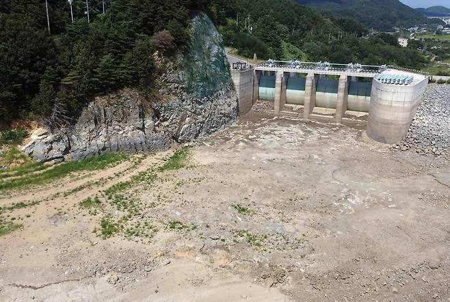 강원 강릉지역이 사회재난이 아닌 자연재난으로는 사상 첫 재난 사태 지역으로 선포된 가운데 31일 강원 강릉시 주요 상수원인 오봉저수지가 말라 있다. 오봉저수지 저수율은 14.9%로, 전날 15.3%에서 0.4%포인트 떨어졌다.강릉=이재문 기자