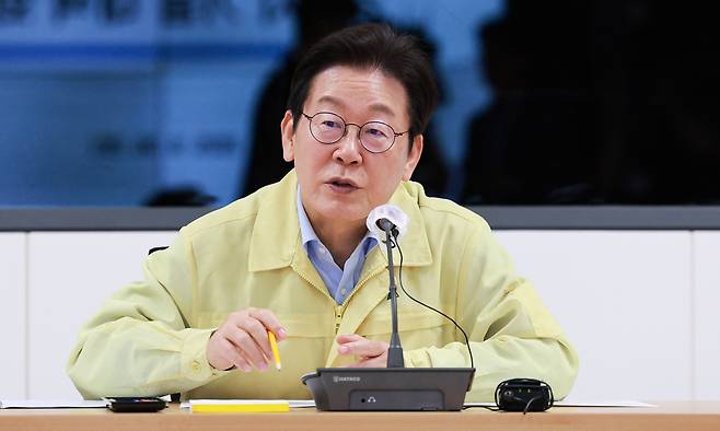 이재명 대통령이 지난 8월 30일 강원 강릉시청 재난안전상황실에서 가뭄 대책 회의를 주재하고 있다. 뉴시스