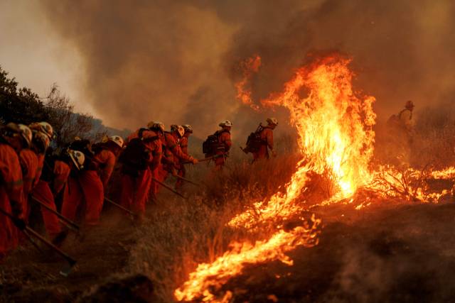소방관들이 이달 7일 캐스테이크에서 발생한 ‘캐니언 화재(Canyon Fire)’의 불길과 싸우고 있다. AFP 연합뉴스