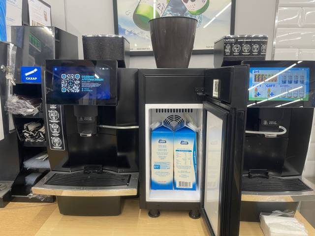 몽골 대부분 편의점에는 라테 추출 커피머신이 설치돼 있다. 송이라 기자