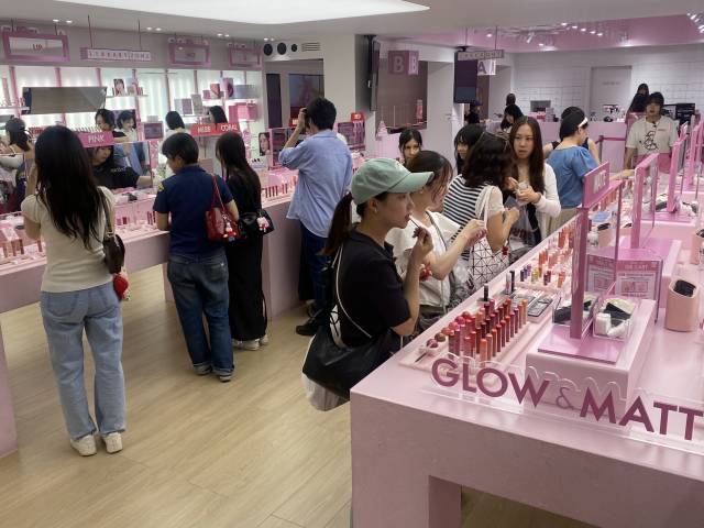 외국인 관광객들이 8월 29일 서울 성수동 롬앤 플래그십스토어 '롬앤 핑크 오피스'에서 틴트, 치크 등 다양한 뷰티 제품을 구경하고 있다. 김남명 기자