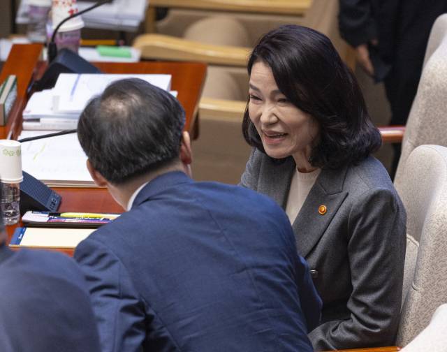 이진숙(오른쪽) 방송통신위원회 위원장이 25일 국회예산결산특별위원회 전체 회의에 참석해 한기정 공정거래위원장과 인사하고 있다. 연합뉴스