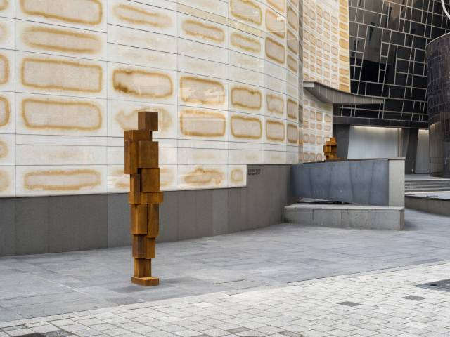 서울 신사동 화이트큐브 앞 도로변에 앤터니 곰리의 ‘몸틀기Ⅳ(SwerveⅣ)’가 놓여 있다. 뒤편 갤러리 입구로 향하는 경사로 벽 위로는 ‘쉼ⅩⅢ(CotchⅩⅢ)’이 올라 앉아 눈길을 끈다. 사진 제공=화이트큐브