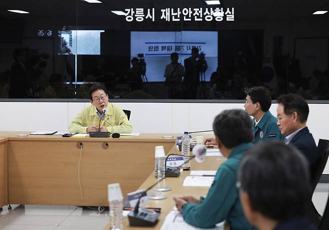 이재명 대통령이 지난 30일 강원 강릉시청 재난안전상황실에서 열린 가뭄 대책 회의에서 발언하고 있다. ⓒ연합뉴스