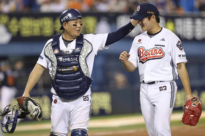 두산 양의지가 마무리 김택역을 격려하고 있다. 두산 베어스 제공
