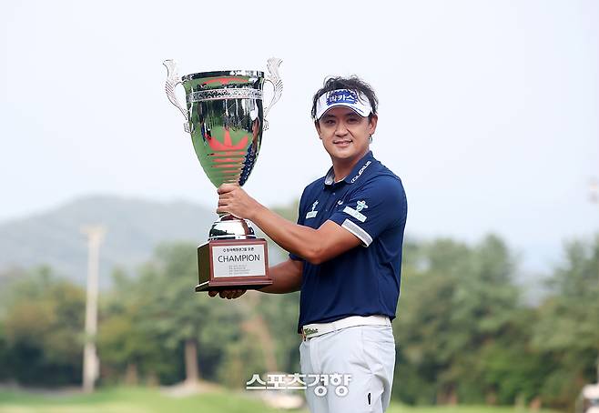 박상현이 31일 경기도 광주 강남 300CC에서 열린 KPGA 투어 동아회원권그룹 오픈에서 우승한뒤 트로피를 들고 기념촬영 하고 있다. ｜KPGA 제공