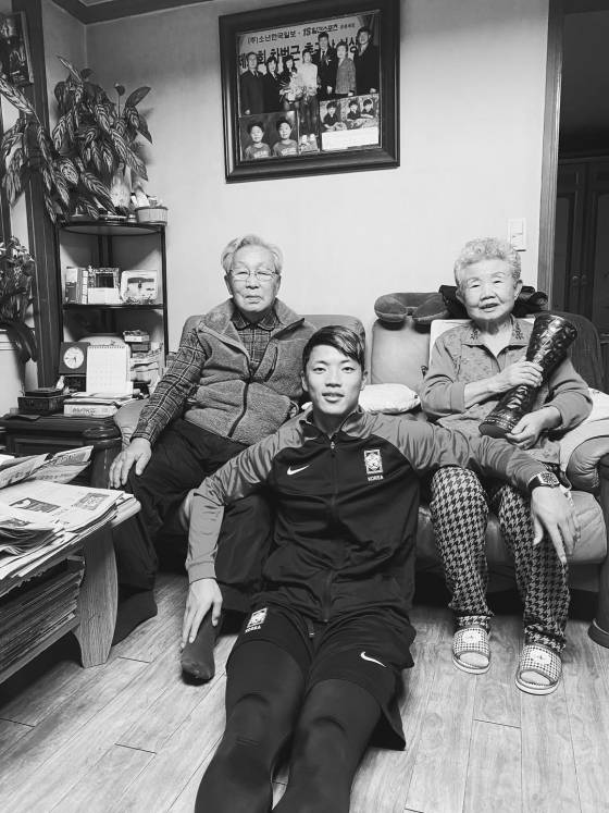 지난 2022 카타르 월드컵을 마친 뒤 귀국해 가장 먼저 조부모를 찾아 대회 조별리그 3차전 포르투갈전 최우수선수 트로피를 선물한 황희찬. /사진=황희찬 사회관계망서비스(SNS) 갈무리