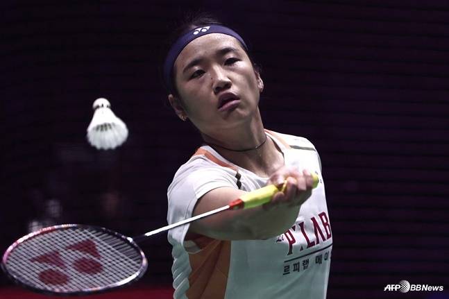 안세영이  30일(한국시간) 프랑스 파리 아디다스 아레나에서 열린 2025 세계개인배드민턴선수권대회 여자단식 준결승 천위페이와 경기에서 셔틀콕을 받아치고 있다. /AFPBBNews=뉴스1